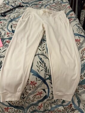 Yogalicous  athletica Off-White Luxe Avenue Jogger with pockets